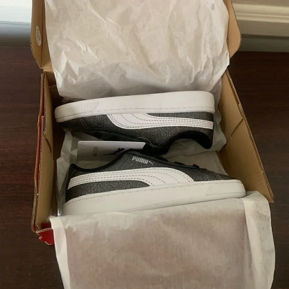 Puma Boys Vikky V2 leather sneaker size 7 and 9 in grey, NIB